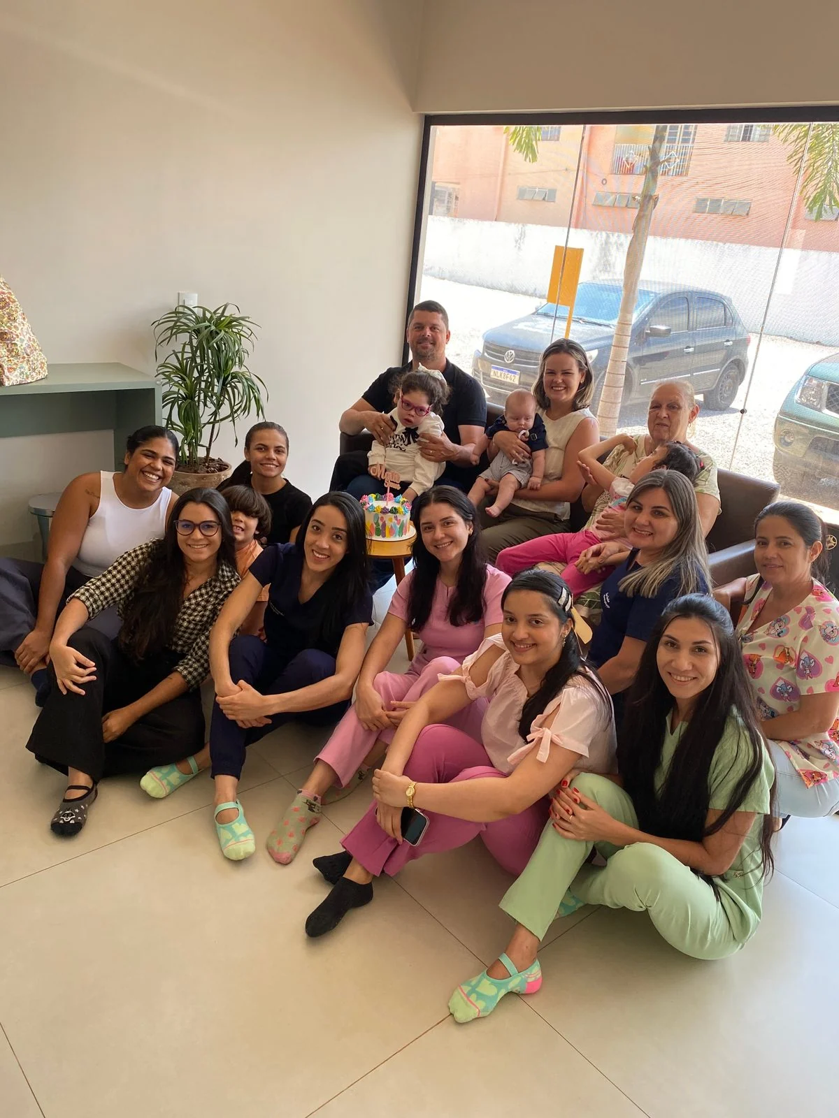 Equipe e família reunidas na recepção da Neuro Kids